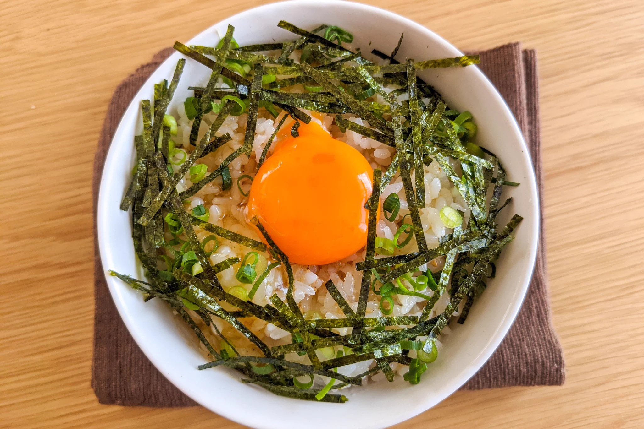 ごま油などを使った中華風の味付けが美味しそう！簡単でお手軽な「卵かけご飯」レシピ！