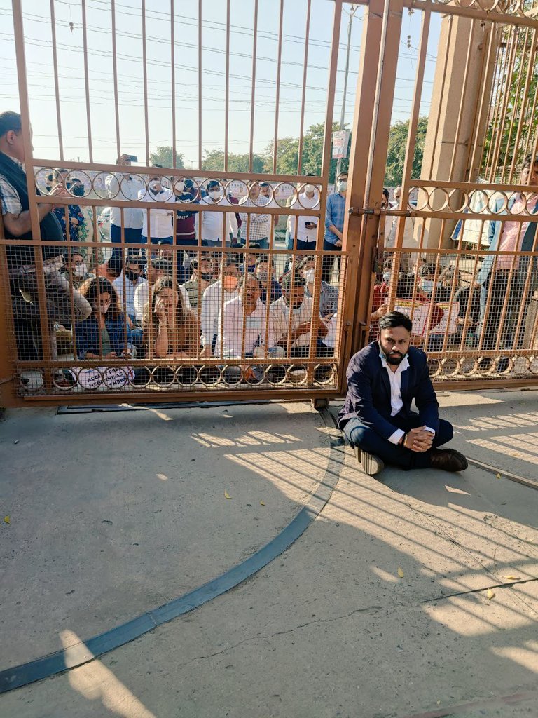 CharanSaiTheDr's tweet photo. #nmcinjustice 
#medicaleducation 
#NMCproviderelaxation 
#pmohelpstudents
"Not pleading we are demanding justice" ⚖️
#justice 
"⚕️🕊️🙏 " https://t.co/8gFkKkoAKk