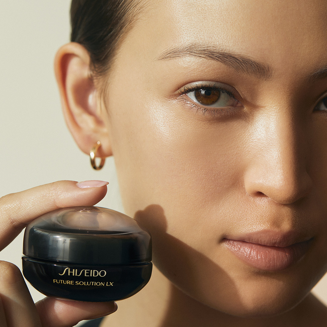 Future Solution LX Eye and Lip Contour Regenerating Cream: arrugas, bolsas y ojeras radicalmente reducidas. bit.ly/3tFWLl3