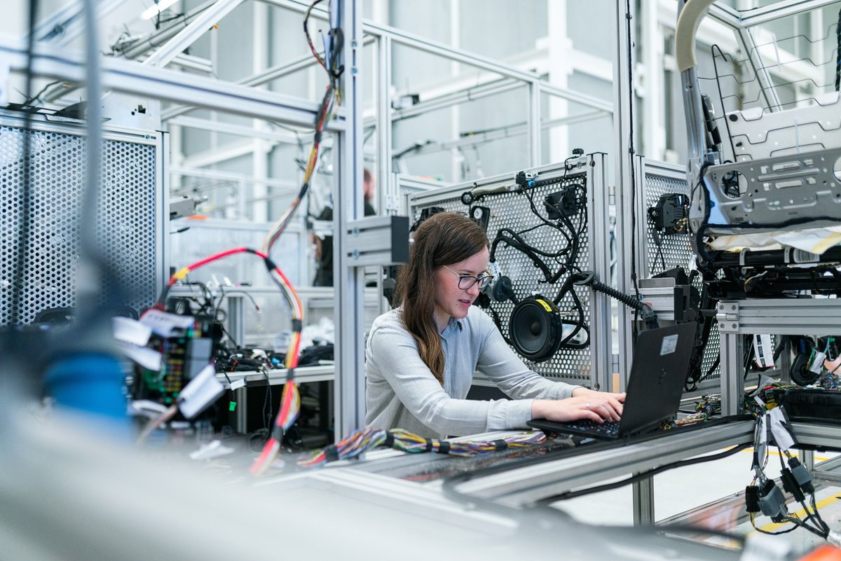 What brilliant & inspirational woman from technology's past would you celebrate - and why? And who from computing and #STEM today deserves greater recognition? Go... @TNMOC #IWD2022 #IWD #InternationalWomensDay #edutwitter #ScienceTwitter (Colour pic: ThisisEngineering RAEng)