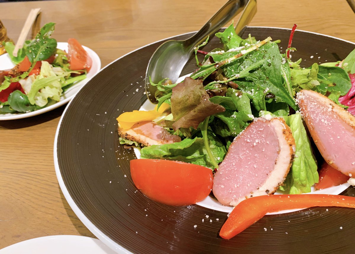 YTatsumi_85's tweet photo. 久しぶりに父と食事。
しかも、お世話になっている人の店で😊
東京に来て9年、
努力の方向を決めてから8年。
稼ぎや成果に関してはまだまだまだまだこれからだけど、
人のご縁という面においてはちょっと自慢できるだけのものを得てきたんだなと実感する機会でした。
#目黒 #MEGRODining https://t.co/LRdFnZzZRU
