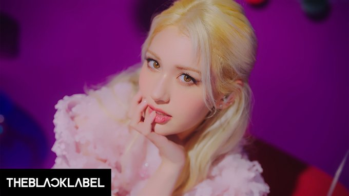 Watch JEON SOMI (전소미)'s leaked NSFW photo on TwXstars