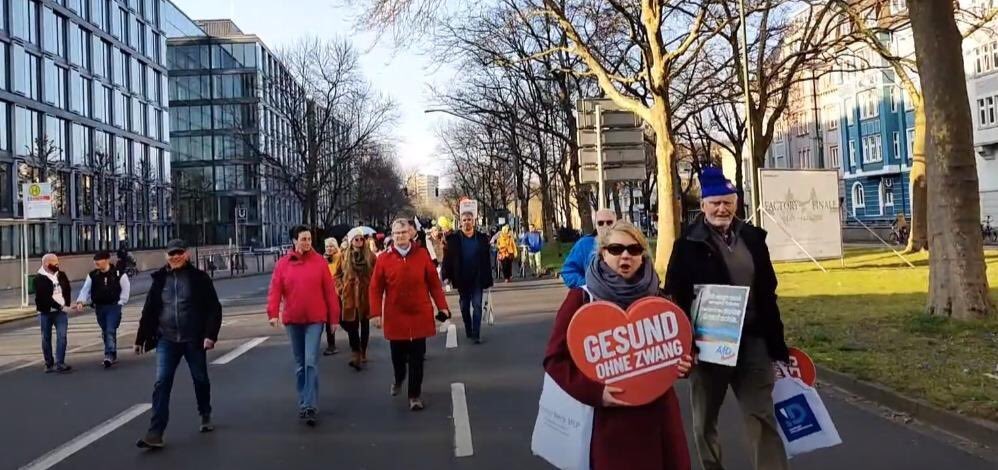 InfoportalDUS's tweet photo. Ein Teil der Demo bestand aus Personen, die zuvor an der AfD-Kundgebung am Düsseldorfer Landtag teilgenommen hatten.
Entsprechende Wahlkampfmittel der extrem rechten Partei wurden auf der Demo der „APO Düsseldorf“ präsentiert. #dus0503 https://t.co/2yJx1V6Scr