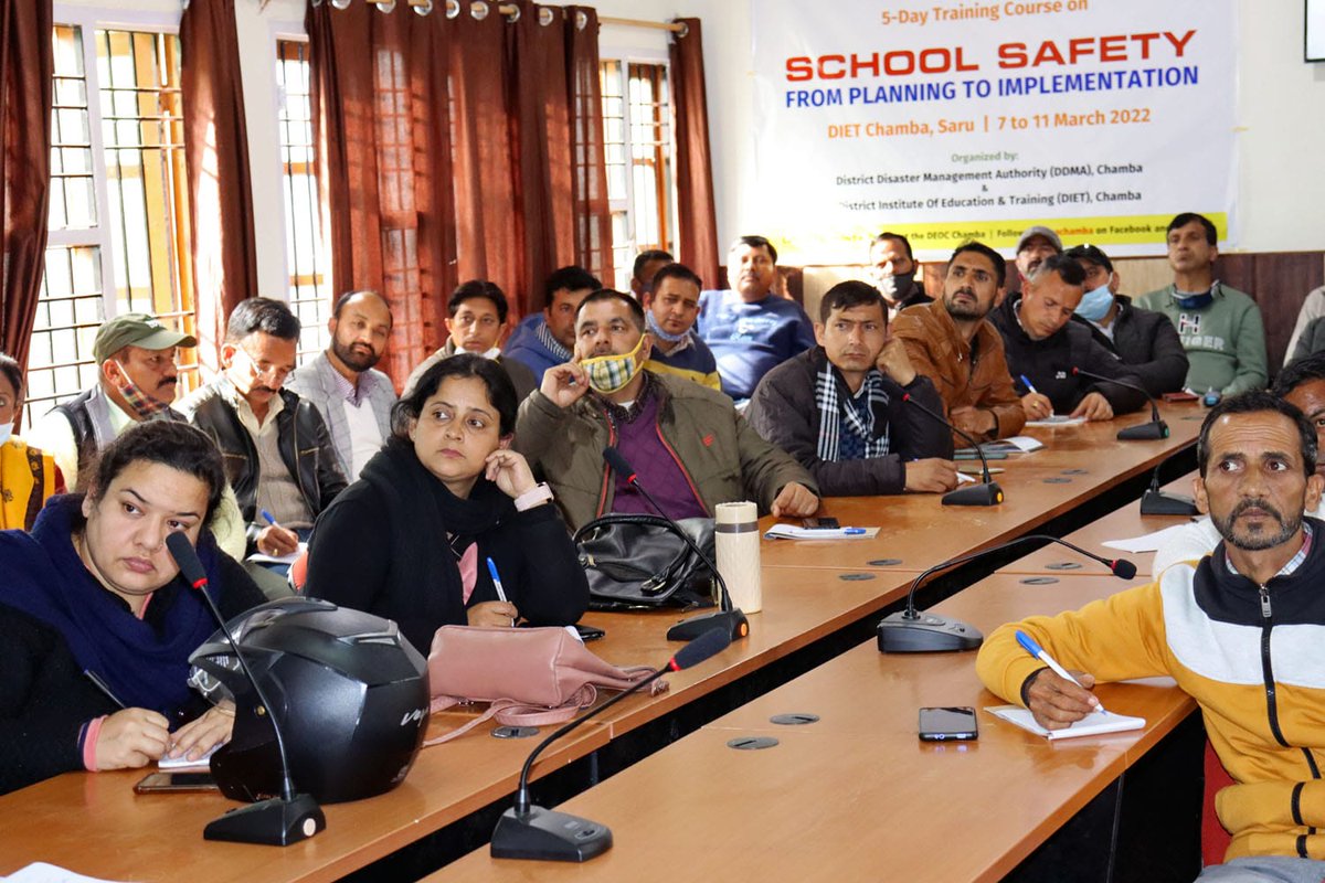 DDMAChamba's tweet photo. #SchoolSafety and Resilience Education are integral to #DRR in a changing climate. @DCChamba stated it while inaugurating the Training Course on Comprehensive School Safety in district #Chamba organized by @DDMAChamba &amp; #DIETChamba and facilitated by @DoersNGO.
#ResilientHimachal https://t.co/F55z760zzA
