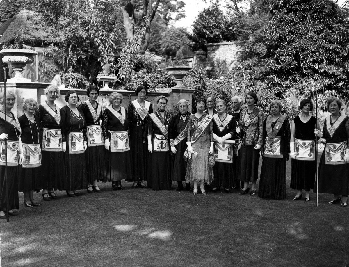 Did you know women can be freemasons too? As it's #InternationalWomensDay, here's Grand Master Aimée Bothwell Goss and members of the Ancient Order of Freemasonry for Men and Women, taken in Plymouth in 1935.

#Freemasonry #MuseumFreemasonry #WomenFreemasons #FreeMuseumLondon