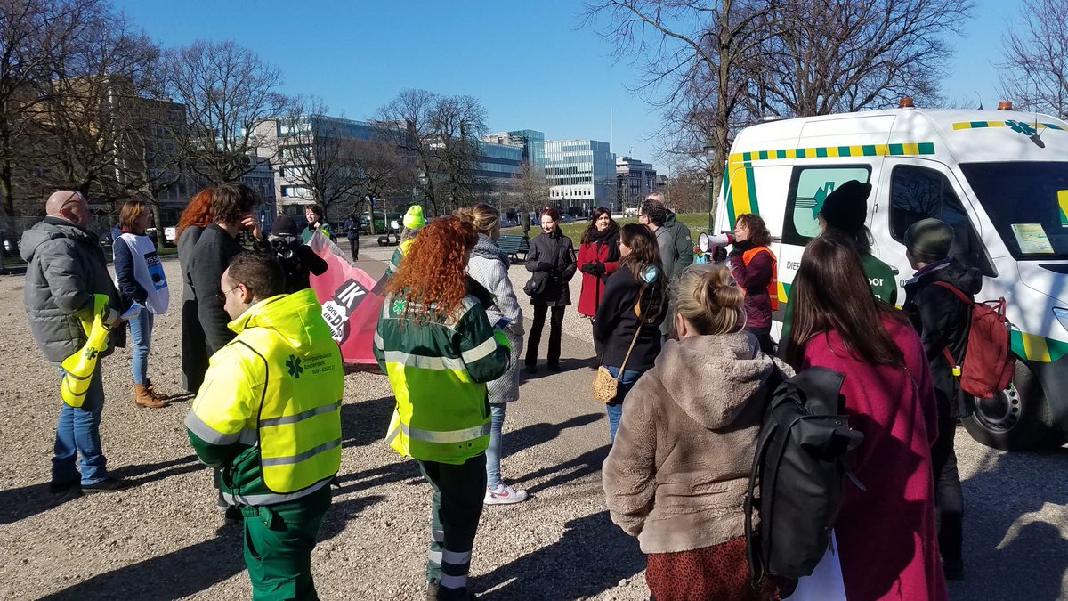 DierenAmsterdam's tweet photo. Ondertussen in #DenHaag @vuurwerkmnfst #ikklap #vrijwilligers #dierenambulance #Amsterdam https://t.co/1SIlLJ1Xyx