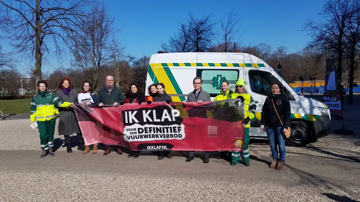 DierenAmsterdam's tweet photo. Ondertussen in #DenHaag @vuurwerkmnfst #ikklap #vrijwilligers #dierenambulance #Amsterdam https://t.co/1SIlLJ1Xyx