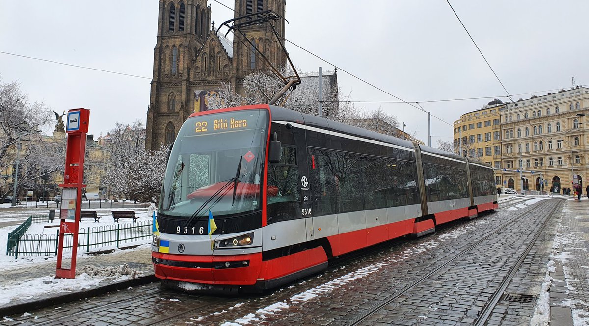 Tramvajak_Praha's tweet photo. Drahý benzin?

My jezdíme za 10 korun na den.

(Při nákupu roční jízdenky. Tu investici už vám nikdo nevezme. 😉) https://t.co/RQ7RtXy3iG