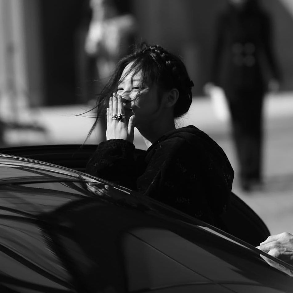 firejennie's tweet photo. pfw doesn’t end without her flying kiss

JENNIE POUR CHANEL
#JENNIExCHANELFW22 https://t.co/THA4y2mpsl