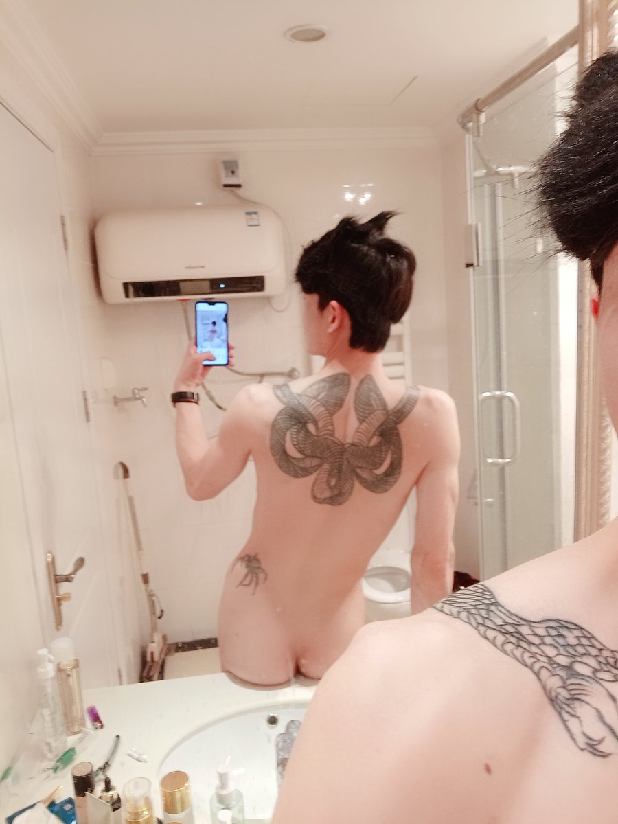 Dm5kK's tweet photo. 不知道发啥能吸引亲们，发个自拍吧 https://t.co/s0xLPN3t3x