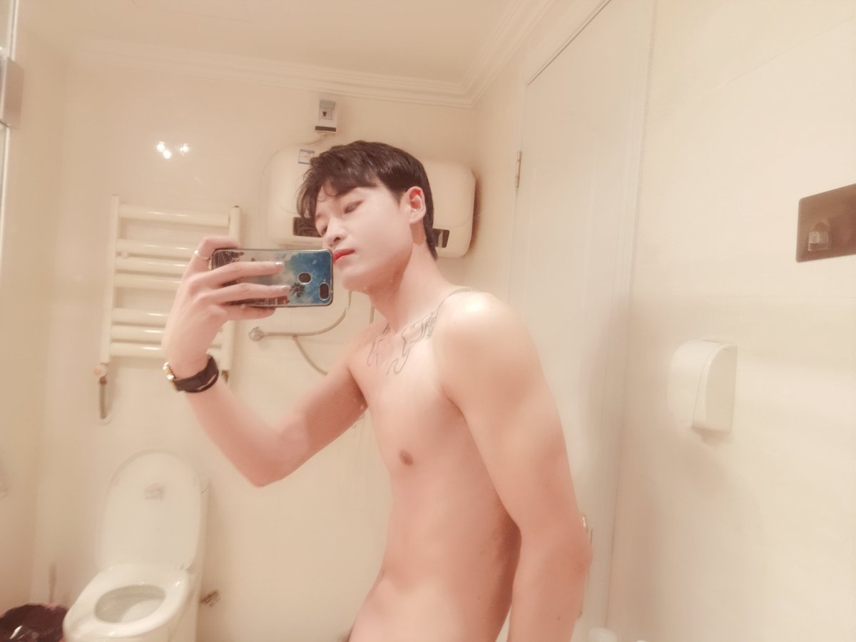 Dm5kK's tweet photo. 不知道发啥能吸引亲们，发个自拍吧 https://t.co/s0xLPN3t3x