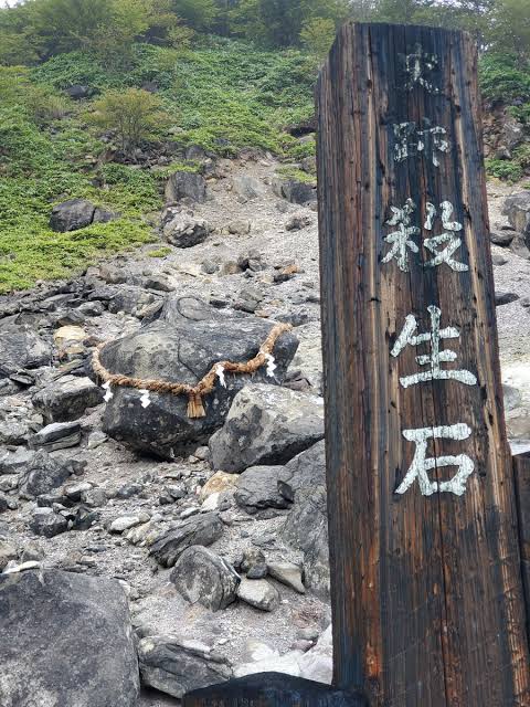 YoshiEnomoto_'s tweet photo. Japonya'da 1000 yıllık Sessho-seki (öldürme taşı) tam ikiye bölündü. Bir Japon efsanesine göre taşın içinde imparatoru öldürmeye çalışan dokuz kuyruklu tilki canavarı mühürleniyor. Çok kötü felaketlerin alameti olabilir diye korkuyoruz. https://t.co/S4Pc10AWkk