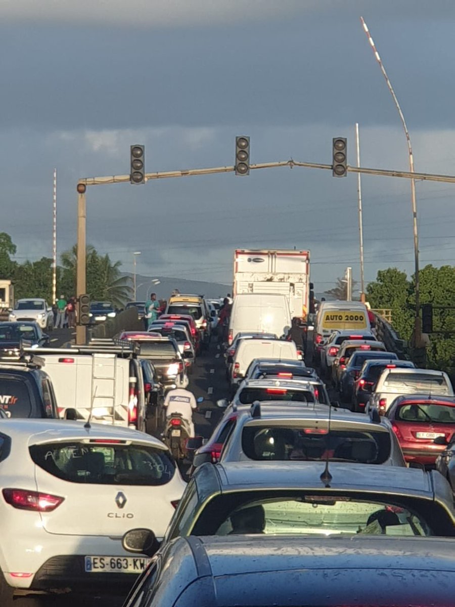 StimpflingEric's tweet photo. #Social 🛑🛑🛑 Très forte perturbation sur la RN1 dans l’agglomération pointoise. Le pont de la Gabarre est bloqué dans les deux sens par une manifestation sociale. @guadeloupela1e https://t.co/ldrCoW8k99