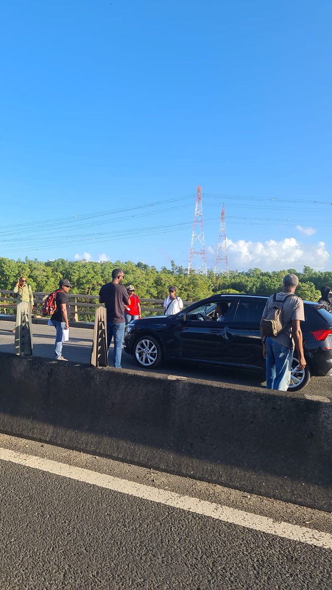 StimpflingEric's tweet photo. #Social 🛑🛑🛑 Très forte perturbation sur la RN1 dans l’agglomération pointoise. Le pont de la Gabarre est bloqué dans les deux sens par une manifestation sociale. @guadeloupela1e https://t.co/ldrCoW8k99