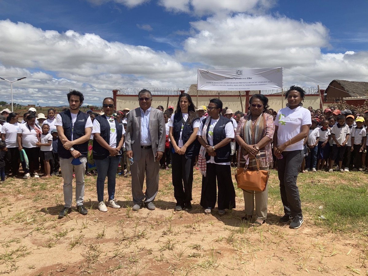 AUF_AfriqueAOI's tweet photo. Une belle journée de rencontre avec les femmes du village d’Ambatomirahavavy. À l’occasion de la journée internationale des droits de la femme,l’équipe de @AUF_Oceanindien a participé au reboisement des bénéficiaires du fonds #FrancophonieAvecElles de @de_oif. https://t.co/RBF3sZQRc9