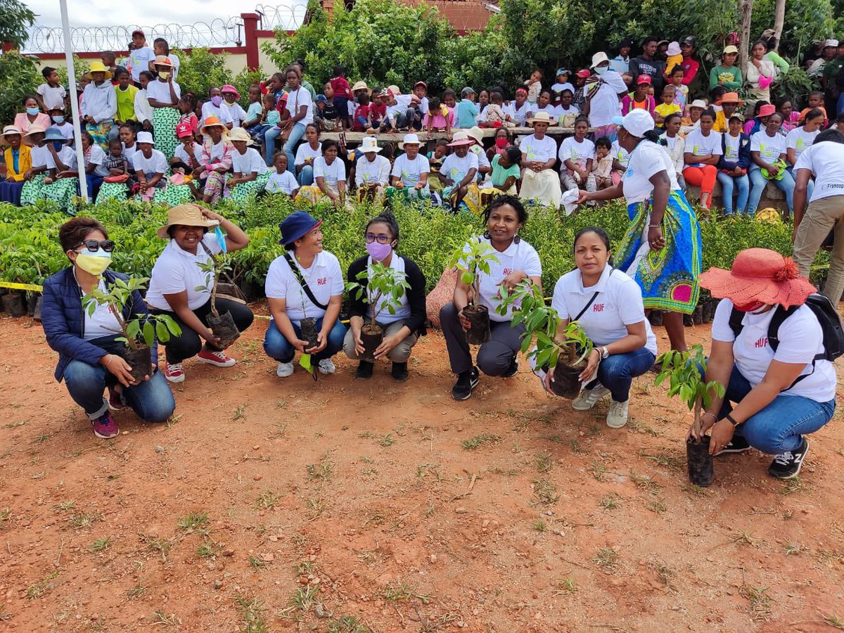AUF_AfriqueAOI's tweet photo. Une belle journée de rencontre avec les femmes du village d’Ambatomirahavavy. À l’occasion de la journée internationale des droits de la femme,l’équipe de @AUF_Oceanindien a participé au reboisement des bénéficiaires du fonds #FrancophonieAvecElles de @de_oif. https://t.co/RBF3sZQRc9
