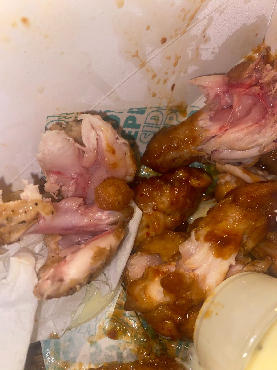 Look at what <a href="/WingstopUK/">Wingstop UK 🇬🇧</a> in Dalston gave to my sister. Absolutely disgusting 🤢🤮🤮 good thing she didn’t eat it