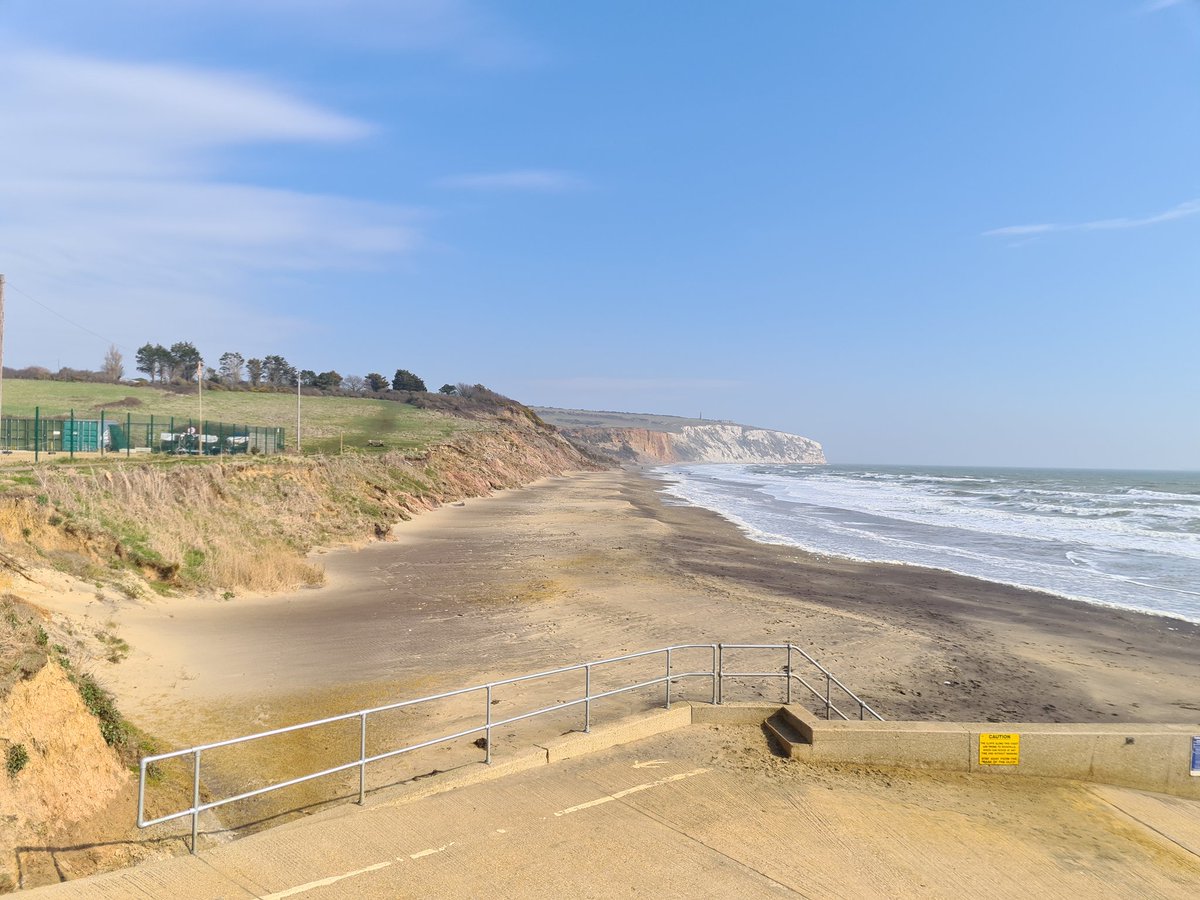AndyHookey's tweet photo. Lovely lunchtime dog walk in my favourite and most relaxing of places. So lucky to have this on my doorstep.
#yaverland https://t.co/goPxekuCoM