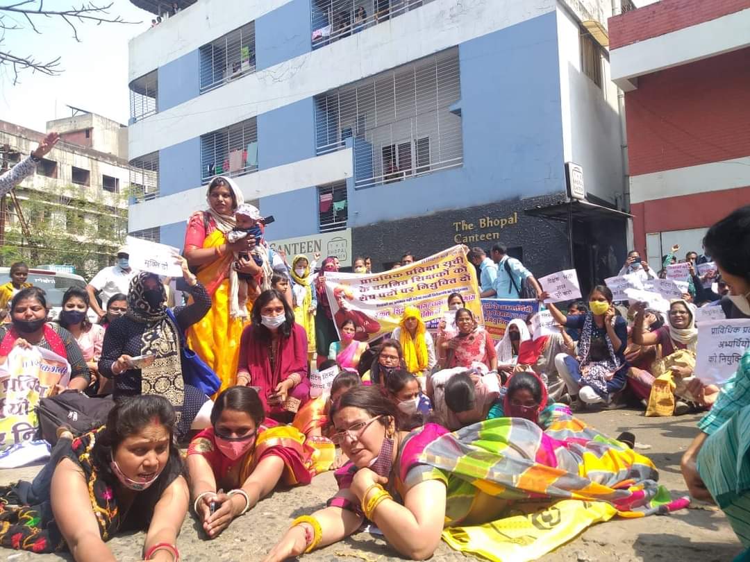 PankajSinghAAP's tweet photo. चयनित महिला शिक्षक भीख मांगने पर विवश।
कुछ तो शर्म करो शिवराज...!
@ChouhanShivraj 
#महिला_दिवस https://t.co/860nb7QigR