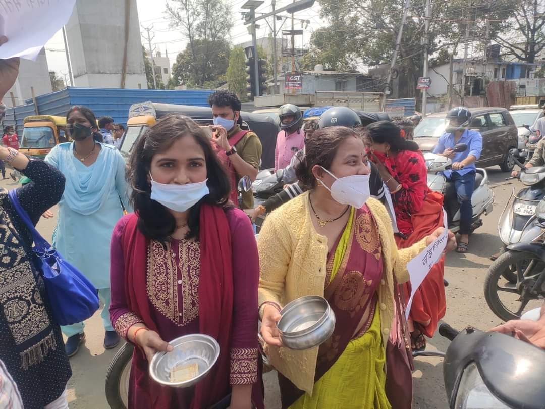 PankajSinghAAP's tweet photo. चयनित महिला शिक्षक भीख मांगने पर विवश।
कुछ तो शर्म करो शिवराज...!
@ChouhanShivraj 
#महिला_दिवस https://t.co/860nb7QigR