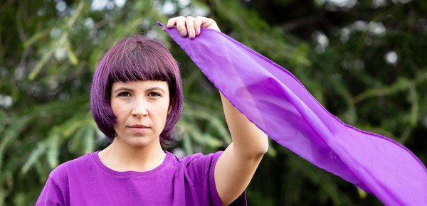 8mars's tweet photo. Portez du violet : depuis la fin du XIXe siècle, le violet est la couleur traditionnelle des féministes : https://t.co/twwXCp3EOf #8mars #violet #féminisme ♀️ #Dresscode8mars https://t.co/Npfb4fKKsf