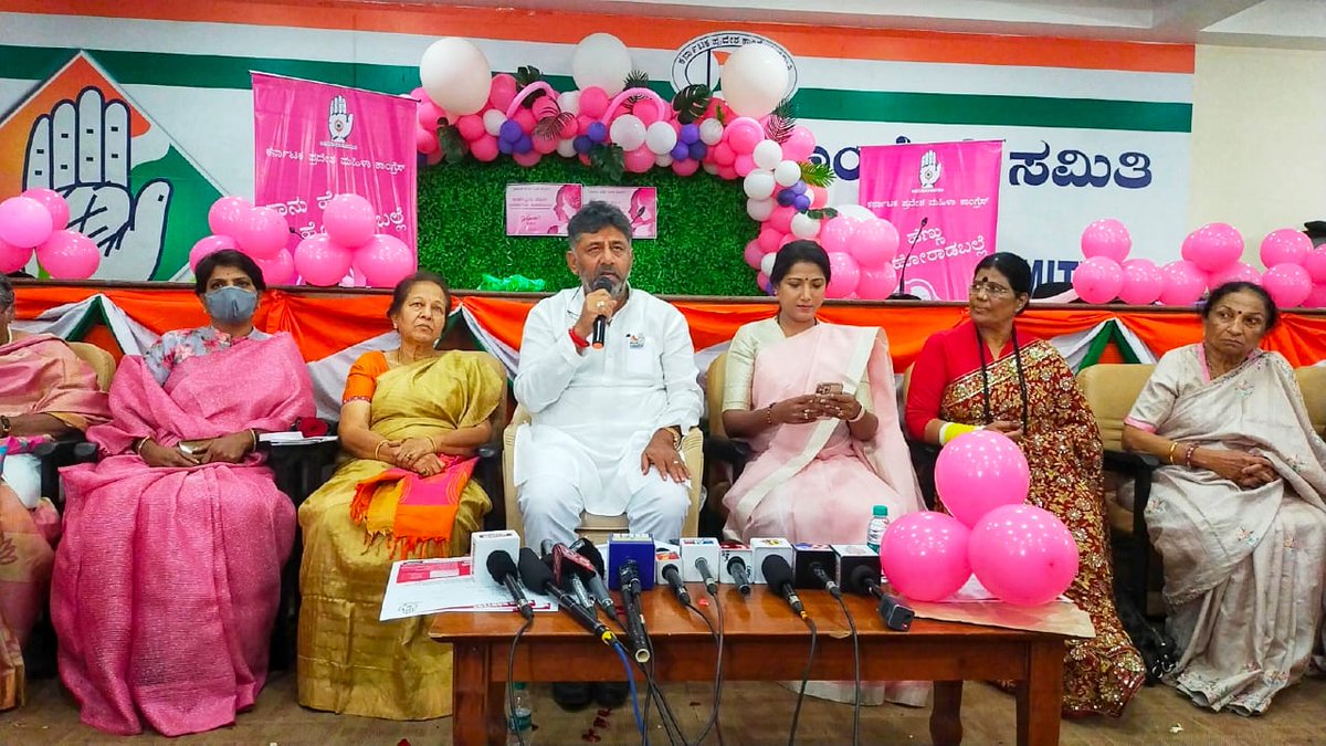 INCKarnataka's tweet photo. ವಿಶ್ವ ಮಹಿಳಾ ದಿನಾಚರಣೆ ಅಂಗವಾಗಿ ಕೆಪಿಸಿಸಿ ಕಚೇರಿಯಲ್ಲಿ ಏರ್ಪಡಿಸಿದ್ದ ಕಾರ್ಯಕ್ರಮದಲ್ಲಿ ಕೆಪಿಸಿಸಿ ಅಧ್ಯಕ್ಷರಾದ @DKShivakumar, ಪ್ರದೇಶ ಮಹಿಳಾ ಕಾಂಗ್ರೆಸ್ ಅಧ್ಯಕ್ಷರಾದ @DrPushpaAmarnat, ಮಾಜಿ ಸಚಿವರಾದ ರಾಣಿ ಸತೀಶ್, ನಾಯಕಿಯರಾದ ಜಲಜಾ ನಾಯಕ್, ಗಂಗಾಂಬಿಕೆ, ಬಿಂಬಾ ರಾಯ್ಕರ್ ಸೇರಿದಂತೆ ಹಲವರು ಉಪಸ್ಥಿತರಿದ್ದರು. https://t.co/PXLeDGq87F