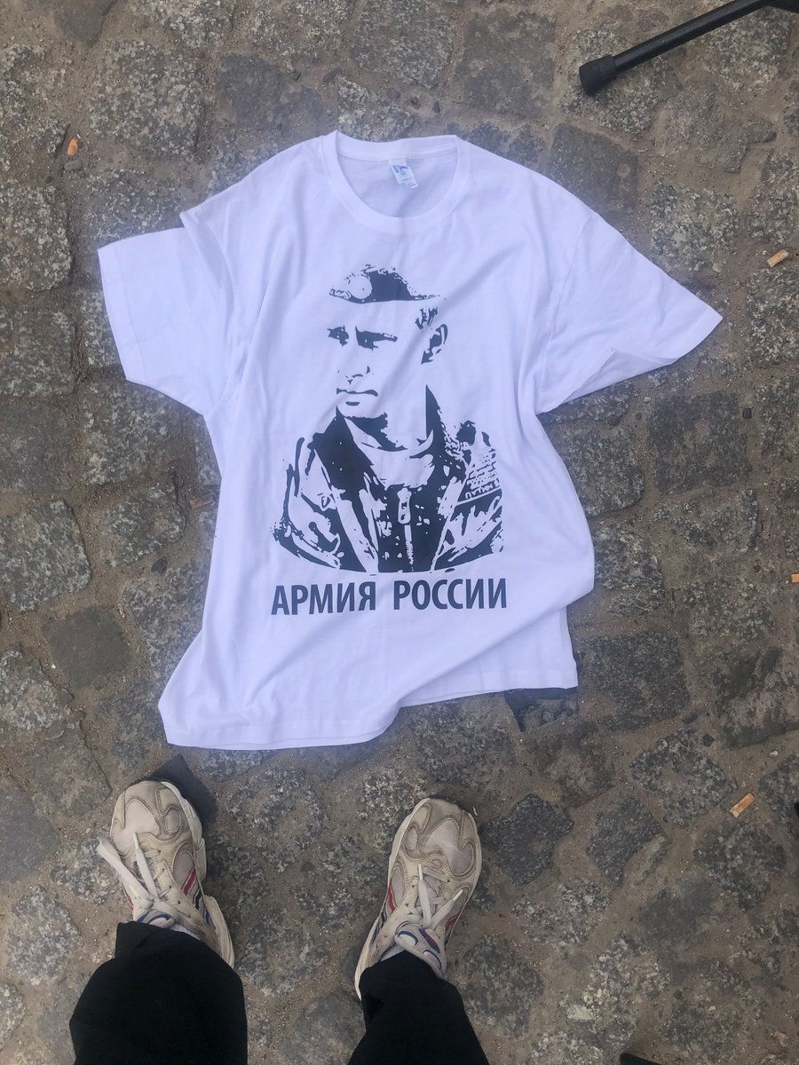 Kasia_Pia's tweet photo. The mayor of #Przemysl was not particularly happy with #MatteoSalvini ’s visit in town. He approached him at the train station and gave him this t-shirt saying „#Putin’s army”. Visibly, Salvini didn’t appreciate this gift. https://t.co/gbQPCyzYmY