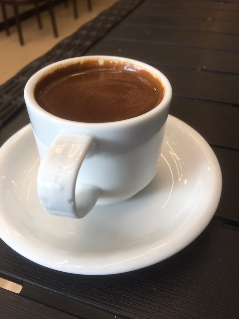 مش كنتى استنيتى شويه
وهزمتى الليل بيكى وبيا
فـ الوقت ده بس 
ماكنتش هحتاج بن ودخان
ولا ميت فنجان
كان ممكن جداً أقدر انام
وانا مش نعسان
علشان هطمن بوجودك
مش هبقى جبان  هربان من الكون بالنوم ياا***.....