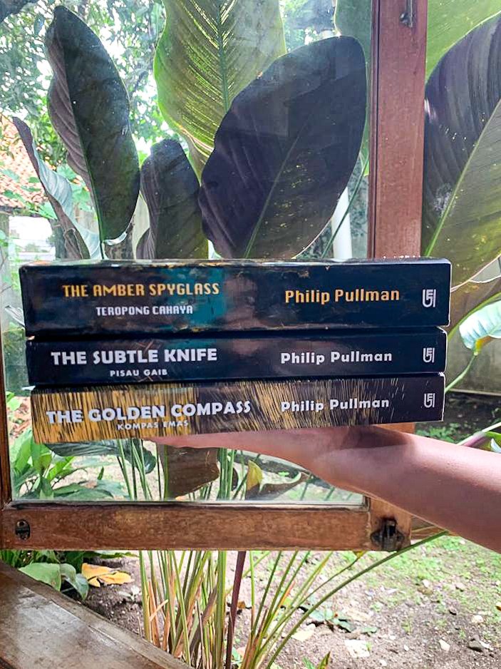 Membaca buku selalu lebih menyenangkan ketimbang menonton film. Begitu juga dengan karya Philip Pullman, His Dark Materials. Selalu saja ada hal-hal penting di dalam buku, yang tidak muncul dan ditemukan saat menonton filmnya.