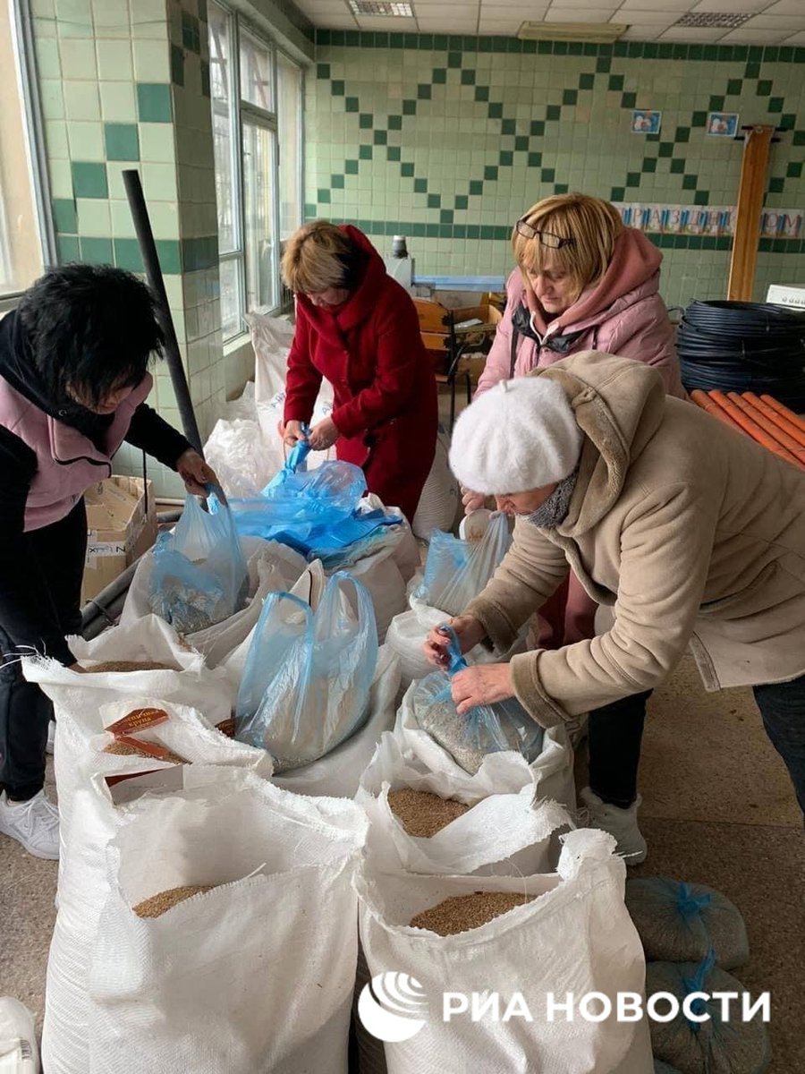 Poklonskaya visitou a Ucrânia e afirmou que os nacionalistas ameaçavam matar a população local, até incendiar a casa, se aceitassem ajuda humanitária da Rússia. .ela disse que, junto com a Guarda Nacional, entregou alimentos para a região de Kherson, além dos remédios necessários