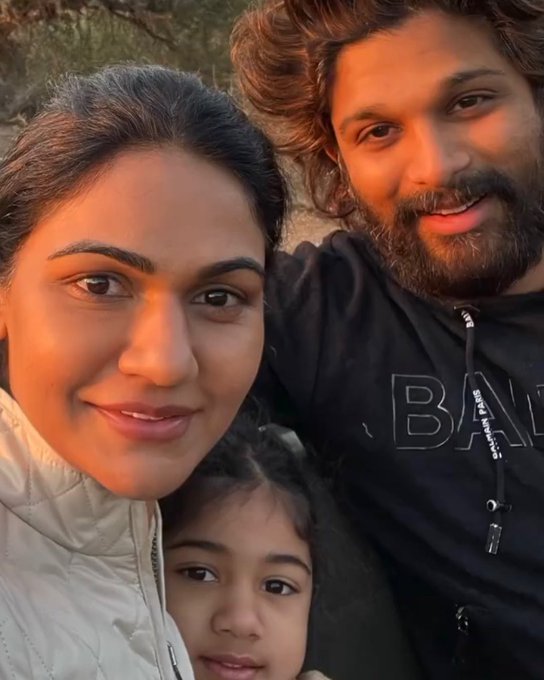Enterta05939412's tweet photo. Allu Arjun's family.
#PushpaTheRise #AlluArjun #PushpaRaj https://t.co/3WhkHAtK4D