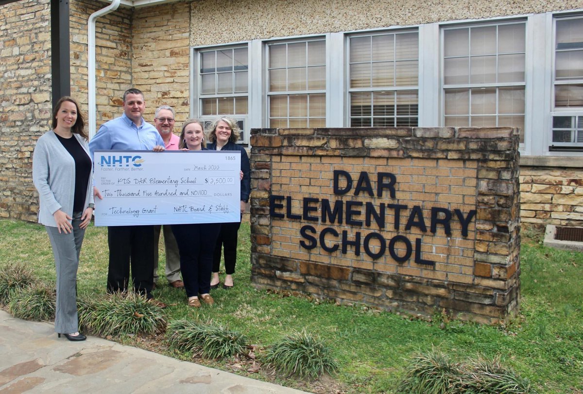 smith_cilia's tweet photo. We would like to thank NHTC for awarding KDS DAR Elementary a $2,500 Technology Grant yesterday. A huge thanks NHTC for their partnership and support.#NHTC #DARE @marshall_school @NHTCoop @SpikeAnnie @Keybo4AU https://t.co/dEvjN4sWbZ