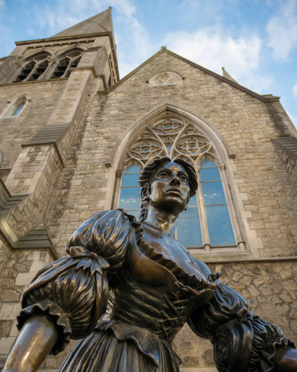 discoverirl's tweet photo. Happy #InternationalWomenDay! Here’s a shout-out to some of Ireland’s fiercest females 👇 Who would you add, past or present?

1. Molly Malone, Dublin
2. Queen Maebh, Roscommon
3. Grace O'Malley, Mayo
4. St Brigid, Kildare

📸 dublincityphotography [IG]

#IWD2022 https://t.co/3xqjvGJmuL
