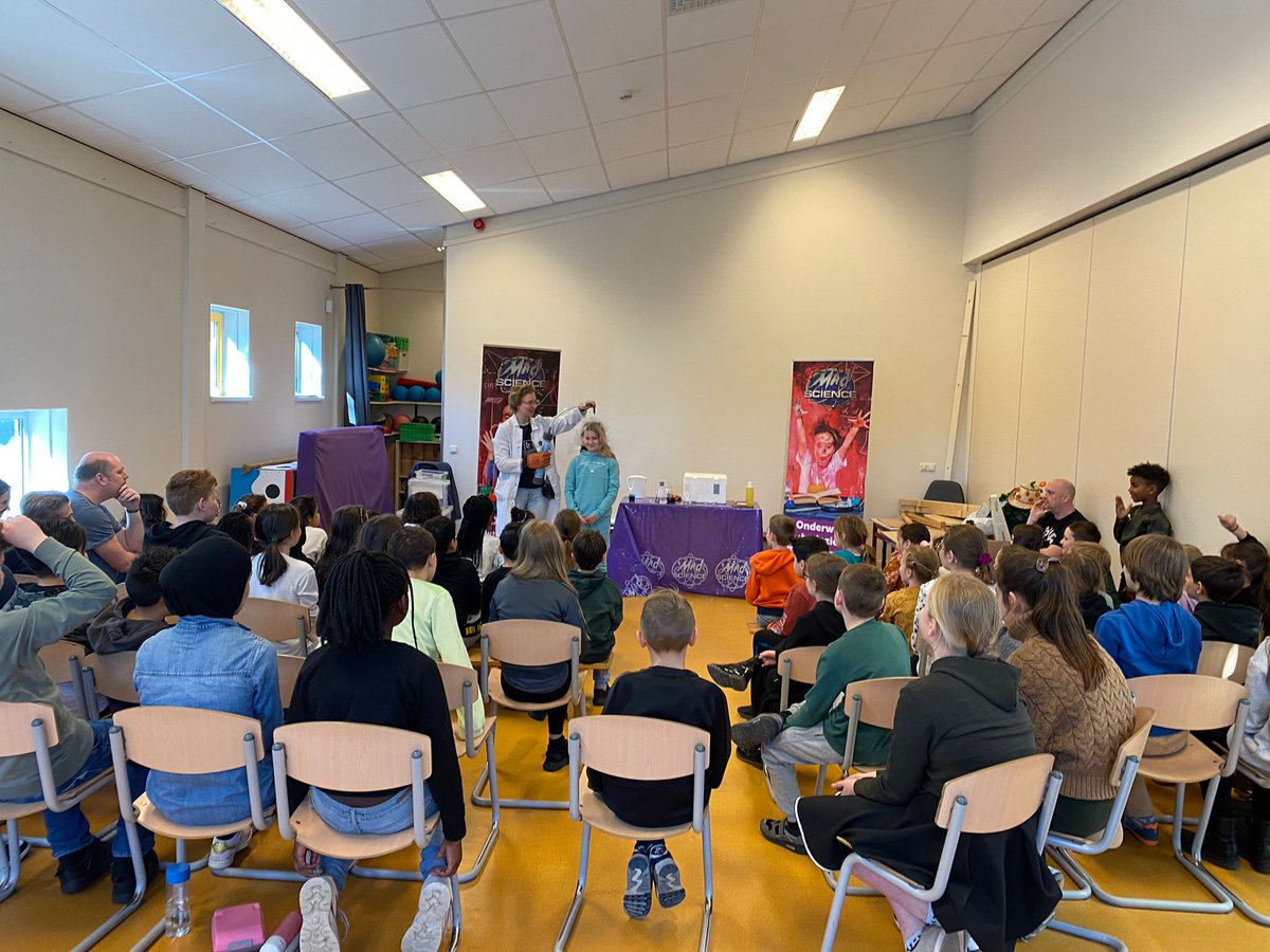 Wat leuk! Vandaag presentatie van <a href="/MadScienceGroup/">Mad Science</a> op school! Allerlei gekke proefjes en experimenten van de vrolijke professor. De kinderen hebben genoten! @SAAMscholen