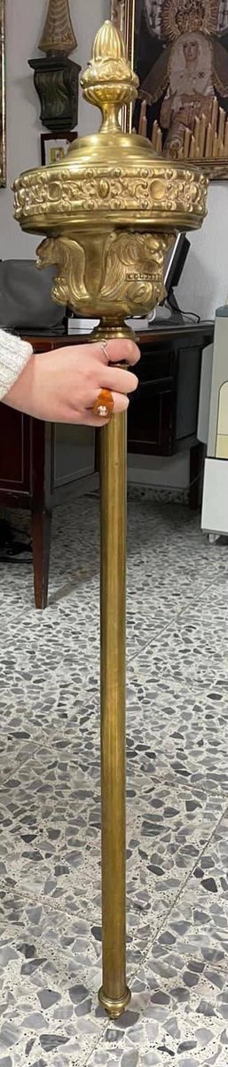 La Cofradía del <a href="/Nazareno_Motril/">Cofradía Nazareno y Esperanza Motril</a> denuncia el robo de 3 mazas de su patrimonio procesional en la Casa de Hermandad 

📢 Si alguien posee algún tipo de información se ruega contacte con <a href="/policia/">Policía Nacional</a>
📸 Mazas similar a las robadas