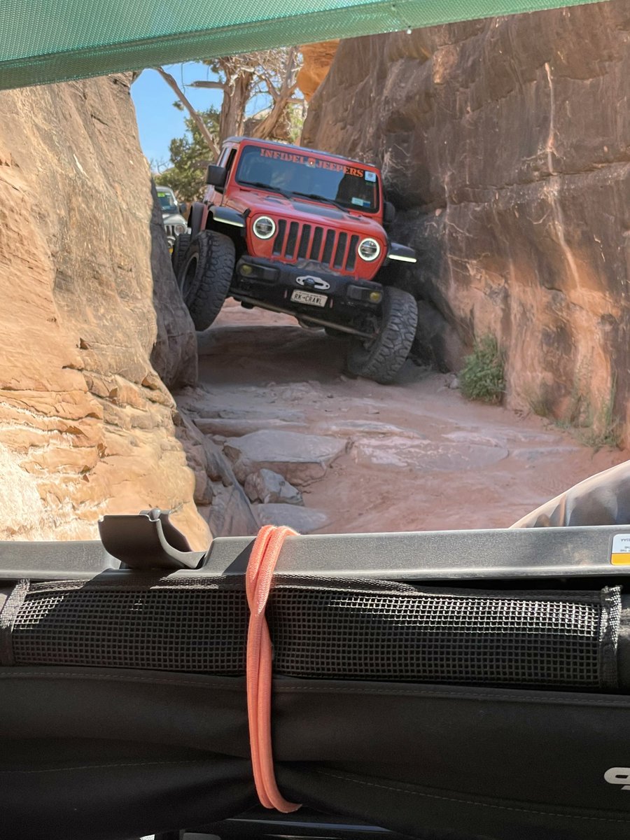 OffroadSynth's tweet photo. Just a little tight, but it will fit. #offroadsynthetics #jeeplife #jeep #jeepjlu #dailydrivencrawler #dailydrivercrawlers #infideljeepers #moab #jack_o #jeepbadgeofhonor #builtnotbought #rkcrawl https://t.co/pLydIzj27s