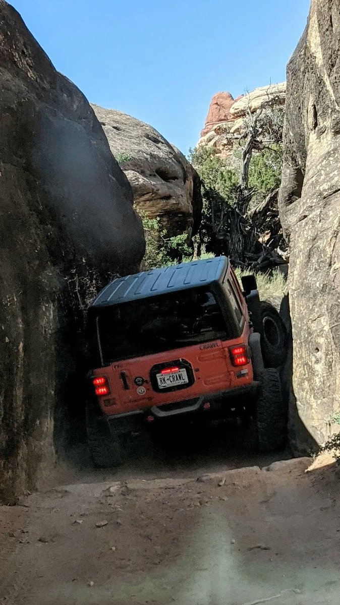 OffroadSynth's tweet photo. Just a little tight, but it will fit. #offroadsynthetics #jeeplife #jeep #jeepjlu #dailydrivencrawler #dailydrivercrawlers #infideljeepers #moab #jack_o #jeepbadgeofhonor #builtnotbought #rkcrawl https://t.co/pLydIzj27s