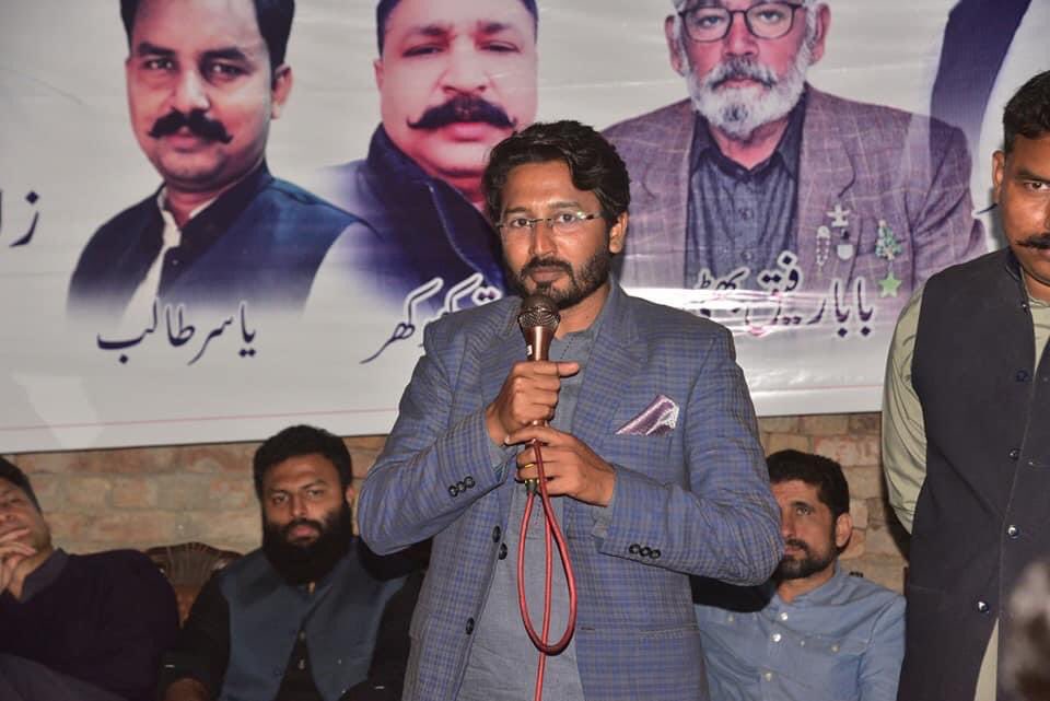 SanawarBalam's tweet photo. مرکزی سیکرٹری جنرل پی ٹی آئی اقلیتی وینگ پاکستان جناب حبقوق گل اور ضلعی ممبر برائے انسانی حقوق سرگودھا ایڈوکیٹ ثناور بالم کا مدینہ ٹاون فیصل آباد میں پی ٹی آئی فیصل آباد کے اعلی عہدے داروں اور ورکرز سے خطاب
#PTI #PTIMinorityWing #ptifaislabad #BabbuGill #SanawarBalam #YasarTalib https://t.co/qmAe7uYiUE