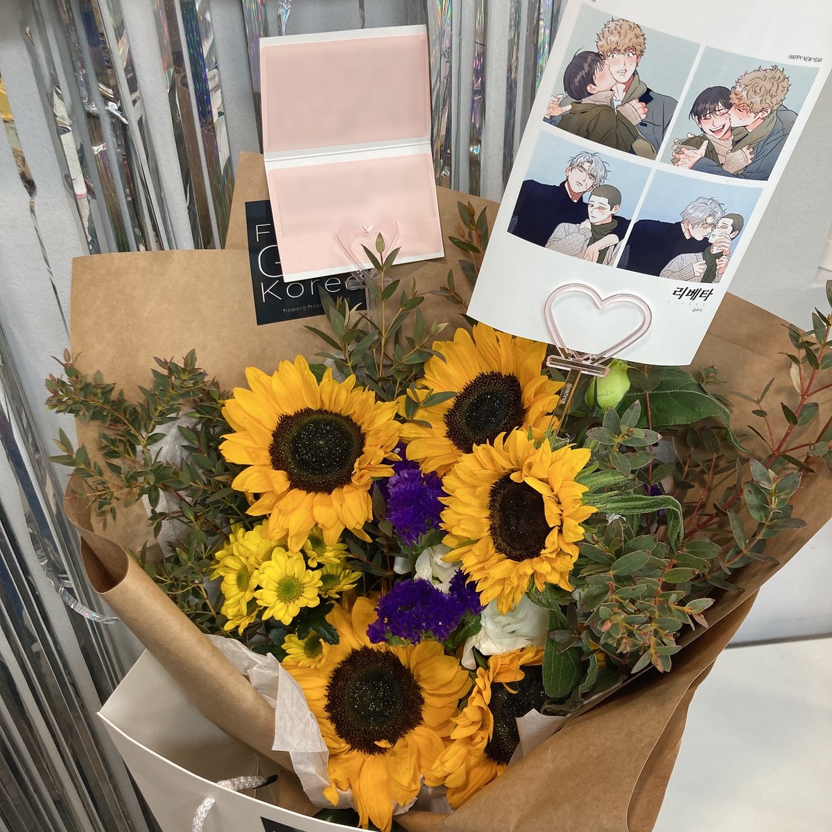 sweet_7272's tweet photo. 해외 독자분께서 선물을 보내주셨어요!
독자분께 선물을 받는 건 처음이네요..너무 신기..!
허락을 받고 피디님께서 찍어주셨던 사진으로 대신합니다🥰
(제가 찍은 건 별로여서..크흠..💦) 

귀엽죠!! 마지막 꽃 향기 맡는 곰인형까지 짱 😭👍💕
편지도, 선물도 소중히 간직하겠습니다💖 감사합니다! https://t.co/Bp50xDzv31