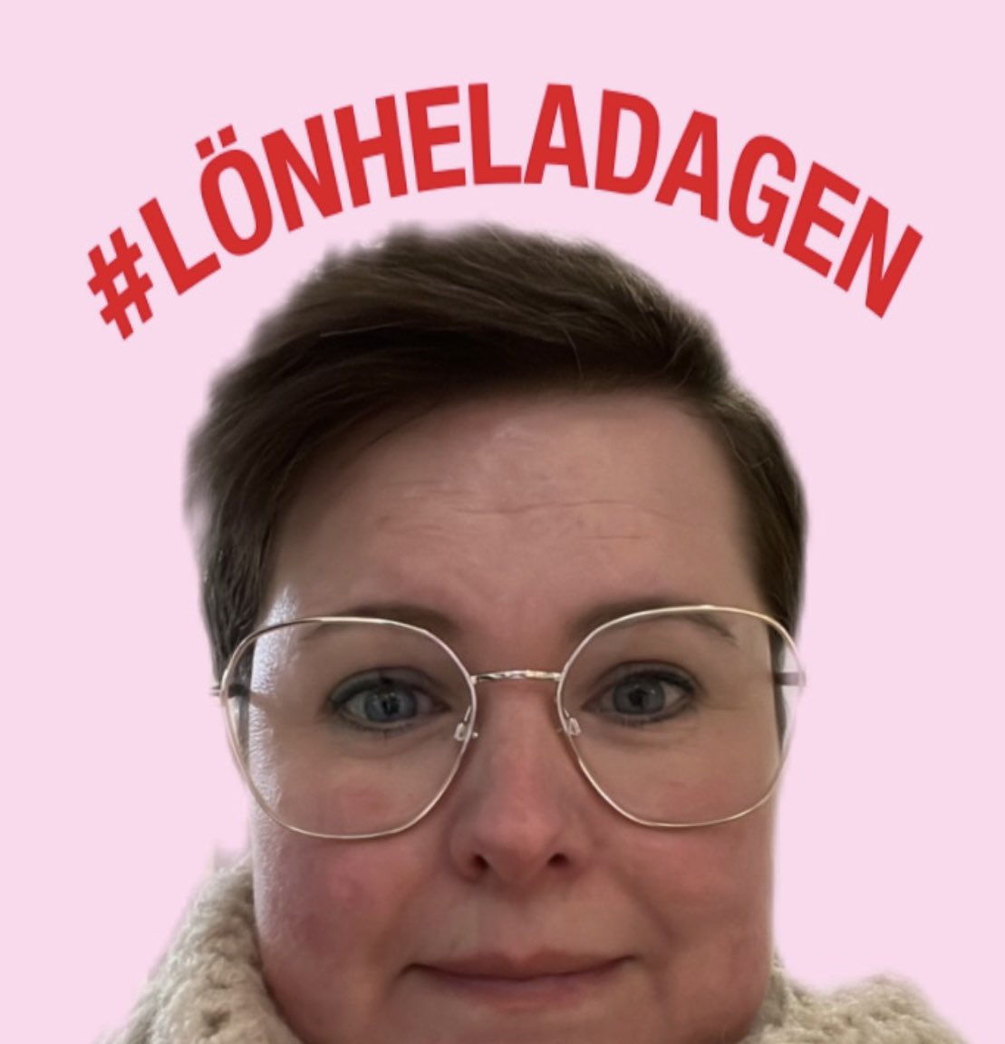 idakahlin's tweet photo. Löneskillnaden mellan män och kvinnor är 9,8 procent. Omräknat till tid betyder det att kvinnor jobbar gratis 47 (!) minuter om dagen, varje dag. Medan män får betalt för hela sin arbetsdag kl. 8-17. Stå upp för att kvinnor ska få #lönheladagen - på 8 mars och alla andra dagar! https://t.co/vBtg0LrdIW