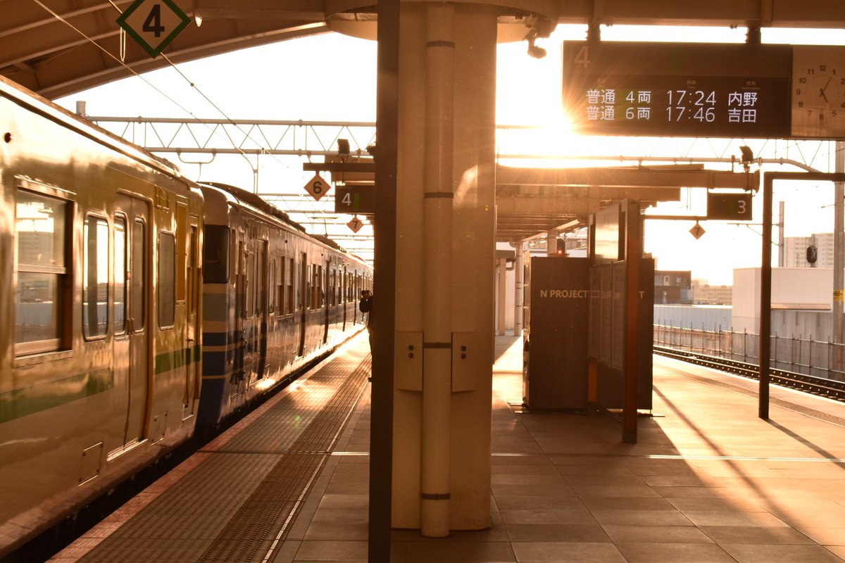 unohaman's tweet photo. 2022.03.08
新潟車両センター所属115系使用
新潟駅17:01発
信越本線上り3374M
懐かしの新潟色N40
新潟駅17:04発
越後線上り156M
JKワイパー+レモン牛乳
三次新潟色N34+弥彦色N36
いずれも定刻で新潟駅を出発しました。
#115系
#156M
#3374M
#懐かしの新潟色N40
#三次新潟色N34
#弥彦色N36 https://t.co/SFyWDKtVCd