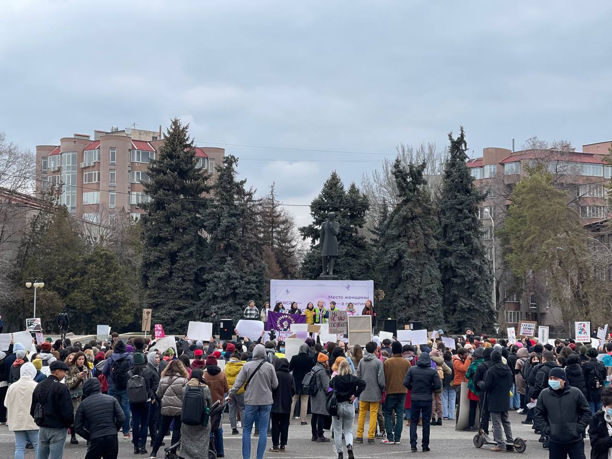 FriedrichDijon's tweet photo. Больше сотни человек собрались к началу митинга за право на участие женщин в политике в Алматы
- Vласть

Слов��о им кто-то запрещает участвовать в политике. У нас даже квоты на молодежь и женщин в парламент есть. Показывайте себя достойно, а не требуйте привелегий от государства https://t.co/ZLbJSpxKfX
