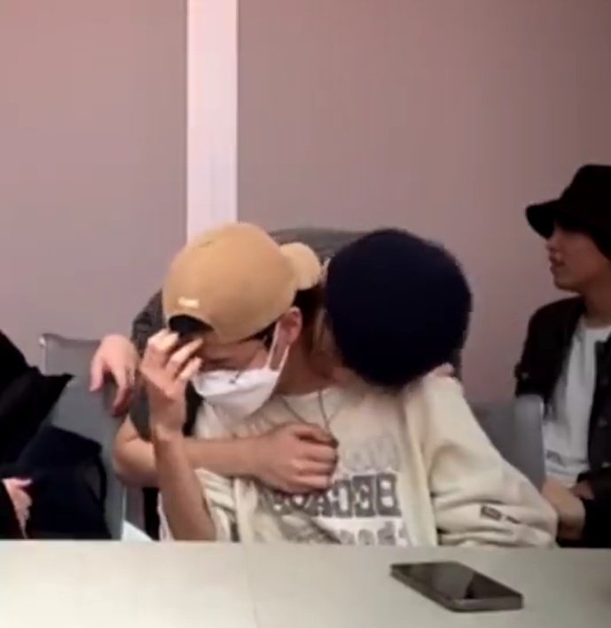 MKRNFEED's tweet photo. mark hugging renjun <3 https://t.co/2nihJuG4KI