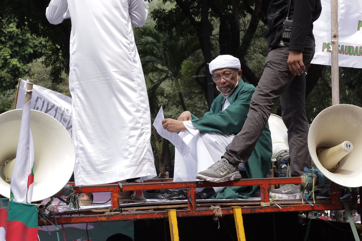suaraislamco's tweet photo. Innalillah! Warganet Bongkar Fikri Bareno yang Punya Gelar Doktor, MAg hingga MA, Ternyata Tak Terdaftar di Situs Dikti https://t.co/BBWlPwB0br https://t.co/yZ6WTPJZOC