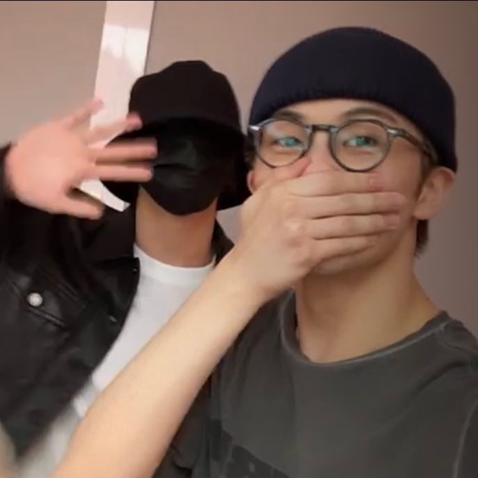 the long awaited mark and haechan selca
