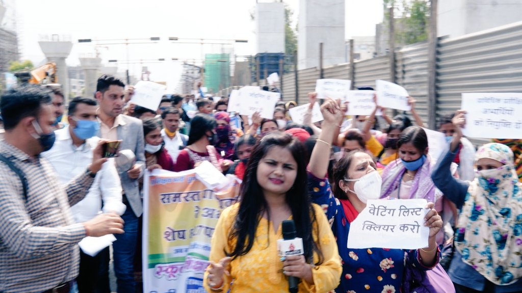 अपने "मासूम बच्चों" के साथ ये महिलाएं प्रदर्शन कर रही हैं और सिर्फ अपने हक़ के लिए. लेकिन सरकार का कोई भी नुमाइंदा इन्हें देखने तक नहीं आया.DPI के बाहर 500 से ज़्यादा शिक्षक प्रदर्शन कर रहें हैं
ये <a href="/ChouhanShivraj/">Shivraj Singh Chouhan</a> सरकार का अंतर्राष्ट्रीय महिला दिवस पर सम्मान है.
@hffuugf79695224