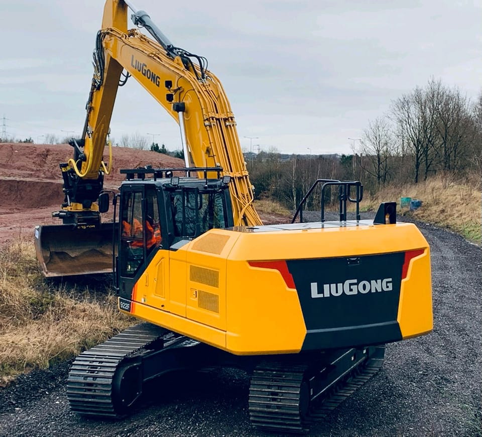 LiuGongUK's tweet photo. The brand new 922F in the new LiuGong F Series, fitted with @engcon_uk tilt rotator. Being put to work in the north west!
#Engcon #Tiltrotator #EC226 #Liugong #922F #FSeries https://t.co/c2ytRJRrOH