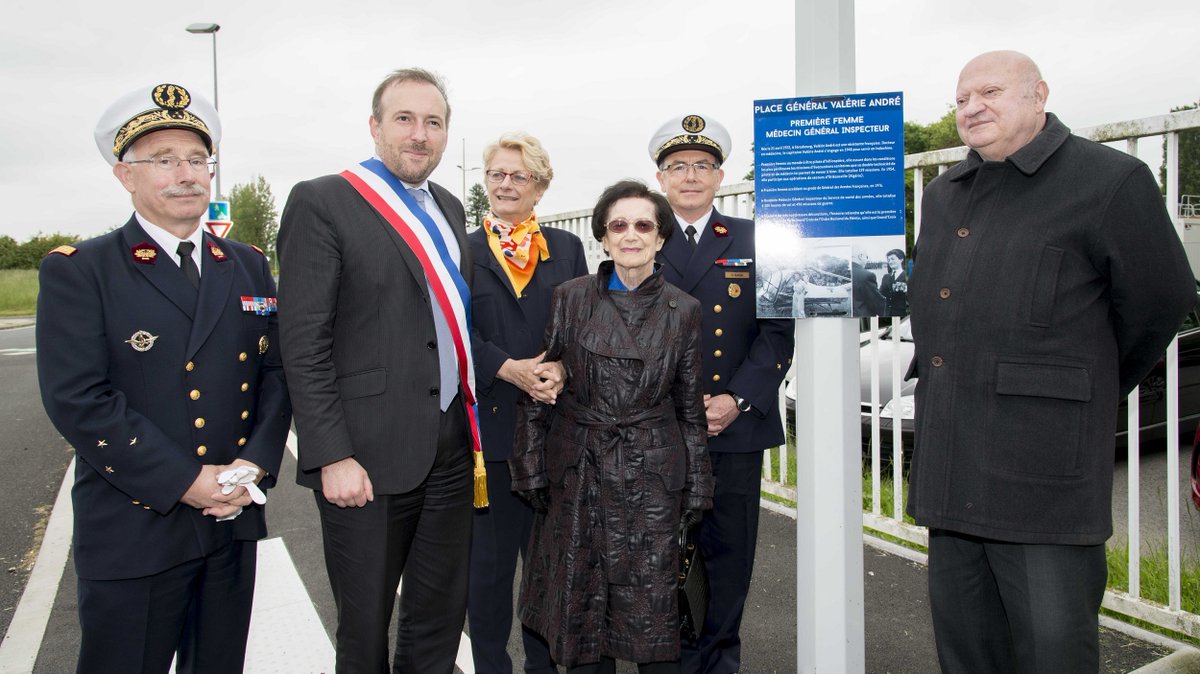 #LeSaviezVous ❓l À Brétigny-sur-Orge, une place " Valérie #André" située face à l'institut de recherche biomédicale des armées a été inaugurée en 2015.
Cette héroïne des guerres d'Indochine et d'Algérie reste une figure inspirante pour toutes les #femmes.
#8mars2022 #Mixité