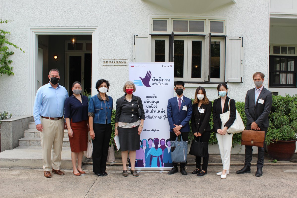 CanadaThailande's tweet photo. Cette #JIF2022, l'Ambassatrice 🇨🇦, trois jeunes dirigeants de #AmbassadorForADay &l'Attaché de défense ont rencontré le Col Chomsri, instructrice du cours des #UNMO au Peace Support Training Centre au 🇨🇦 pour montrer notre soutien continu à 🇹🇭 #PaixAuFéminin #JourneeDeLaFemme https://t.co/JlnZJiU4jT