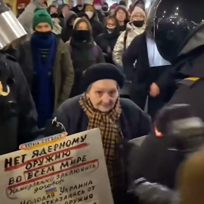 LuigiTosiani's tweet photo. Alle #Donne che soffrono, che lottano e manifestano, che combattono.
Oggi l'#8marzo è dedicato a loro, che sperano ancora, che #resistono https://t.co/TpoHWkaIEE